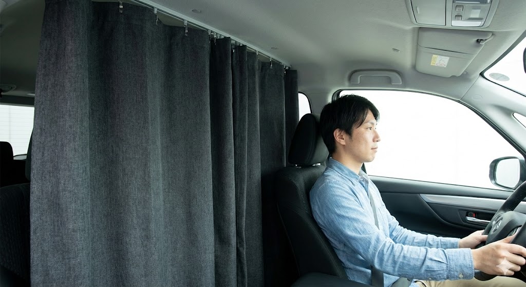 車内を区切る間仕切りカーテン