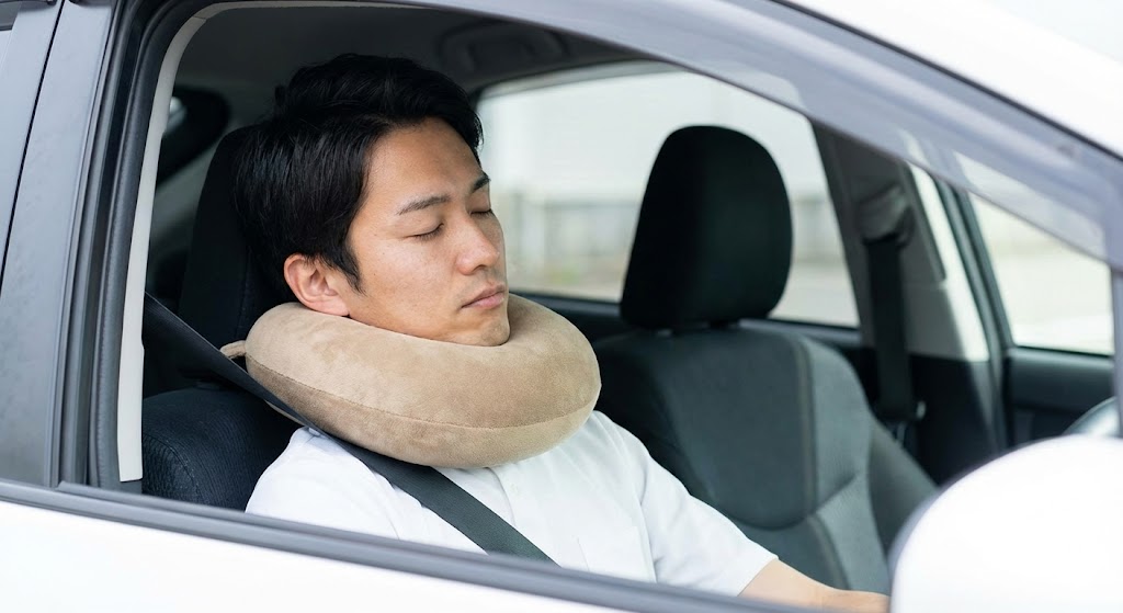 運転席で寝る時は、枕を「前後逆」につけると首が安定する？