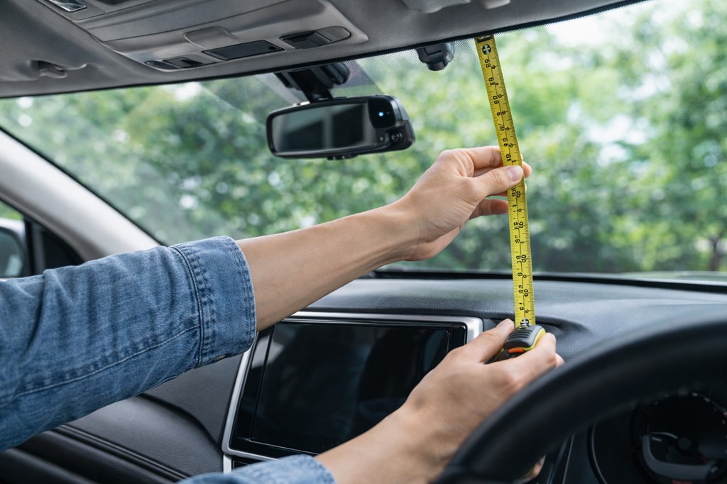 フロントガラスのサイズ選びで隙間を防ぐ方法