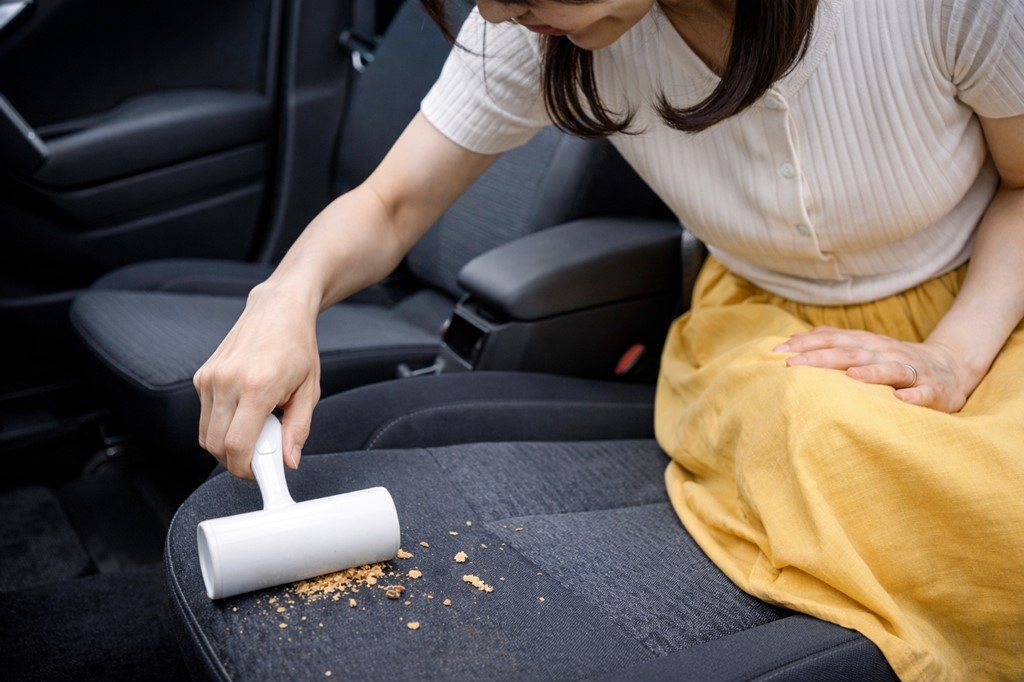 携帯用のコロコロでシートの食べこぼしを掃除
