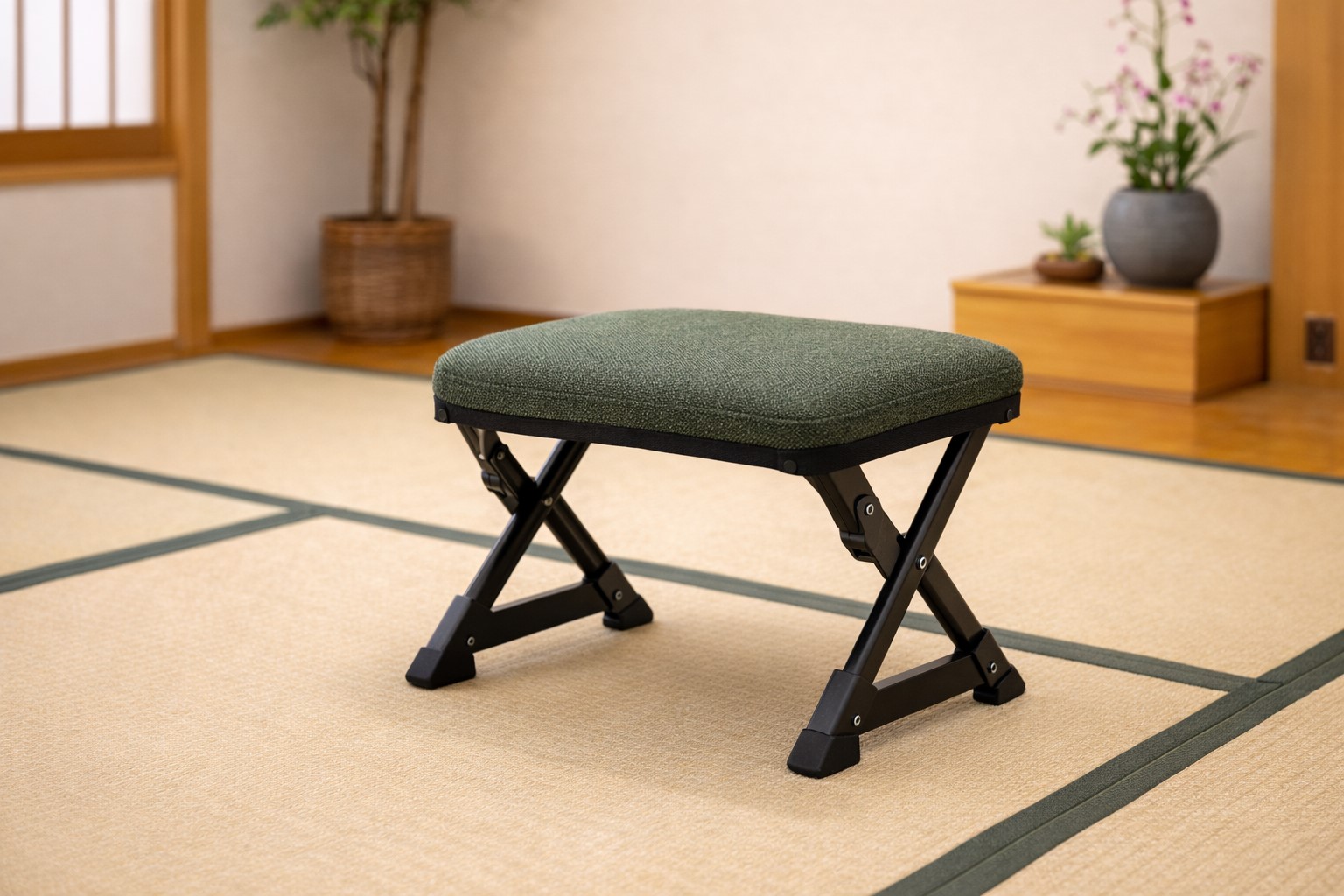 和室に優しい布張りの折りたたみ椅子