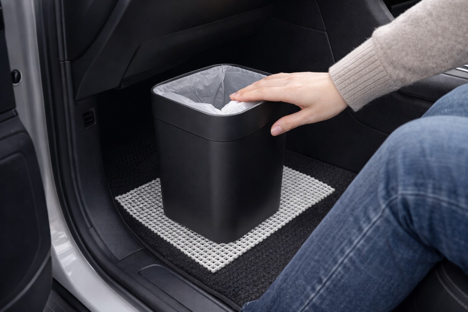 車のゴミ箱の倒れない方法を100均で