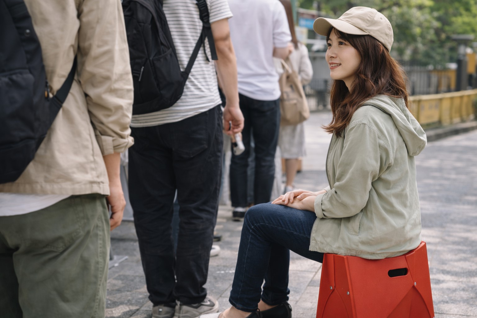 行列待ちの定番な折りたたみ椅子のパタット