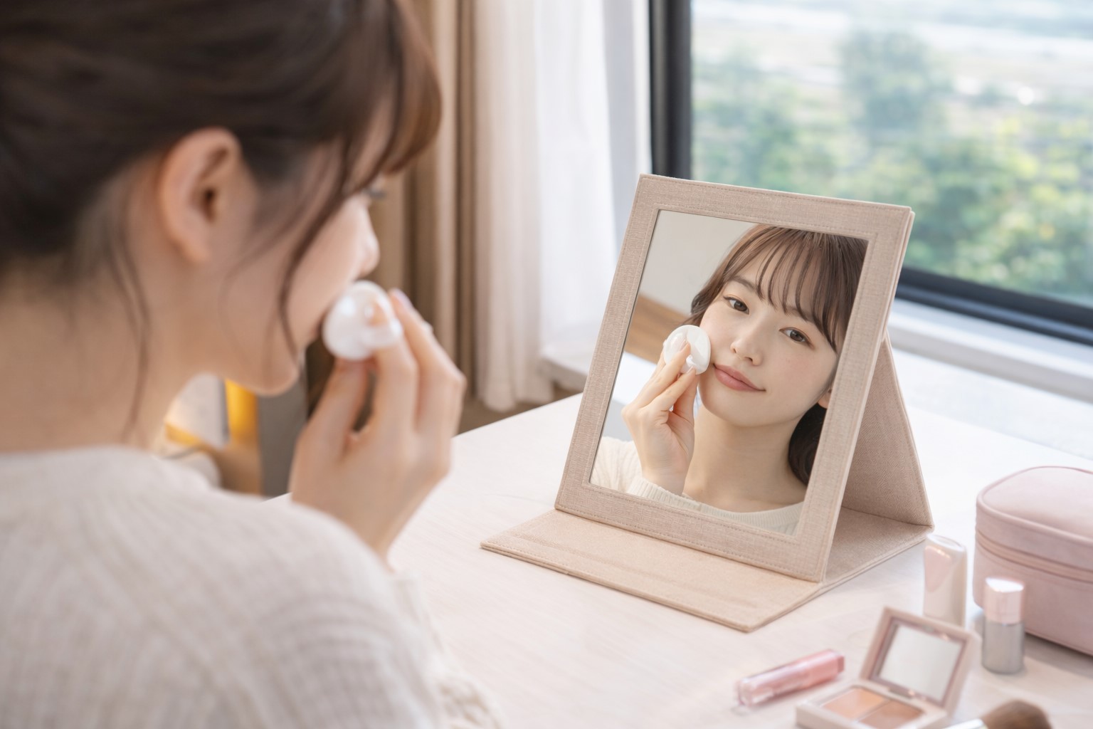 メイク直しに最適な折りたたみミラー