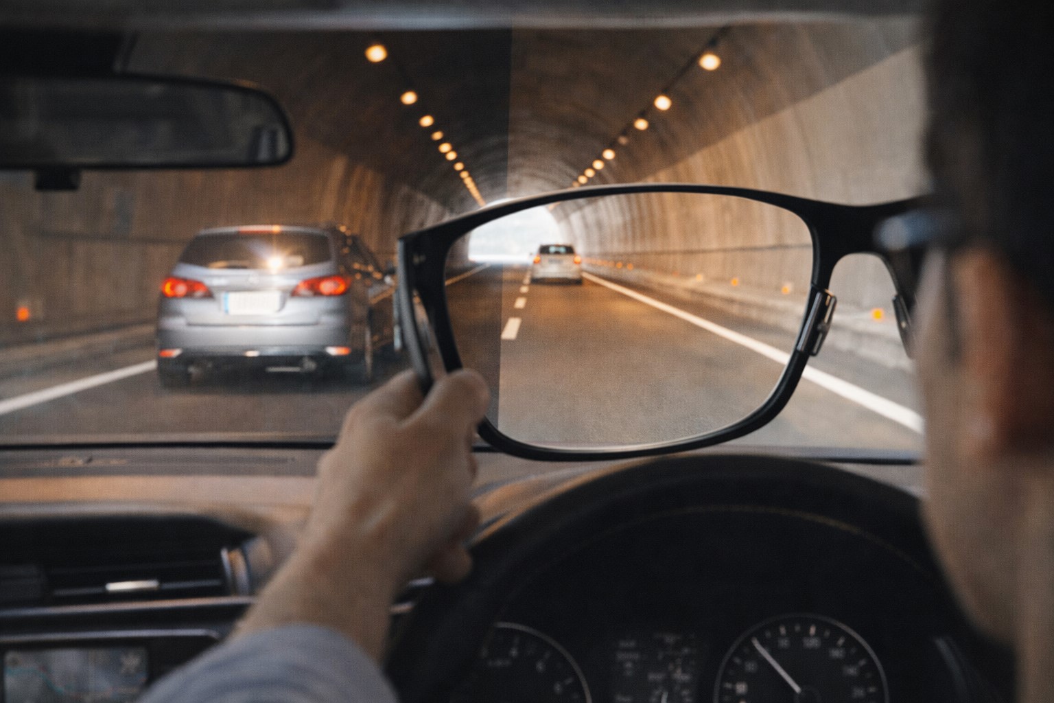 トンネルに便利な調光レンズの実力