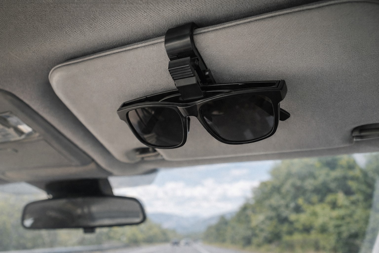 車内で保管できる便利なクリップ