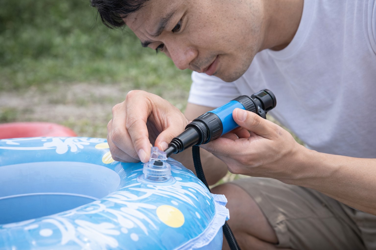 根元をつまんで空気弁を開くコツ