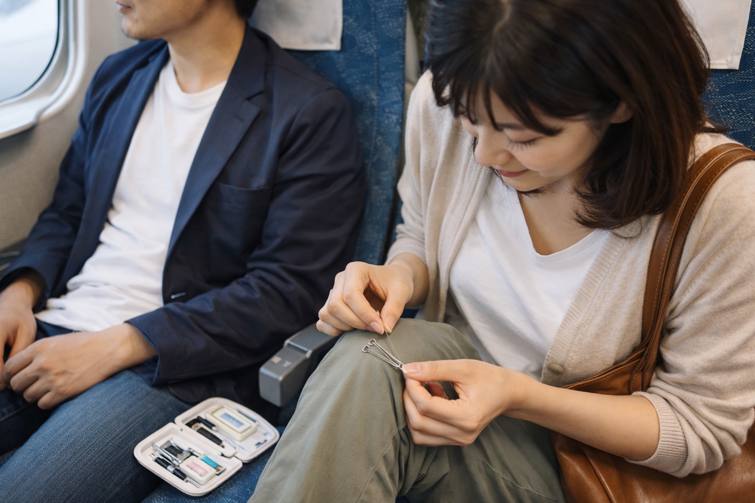 車や電車での移動中は安全ピンで仮留め