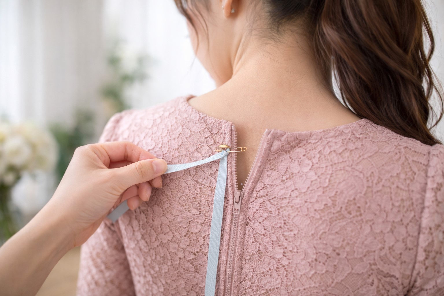 コンシールファスナーを上げるコツ