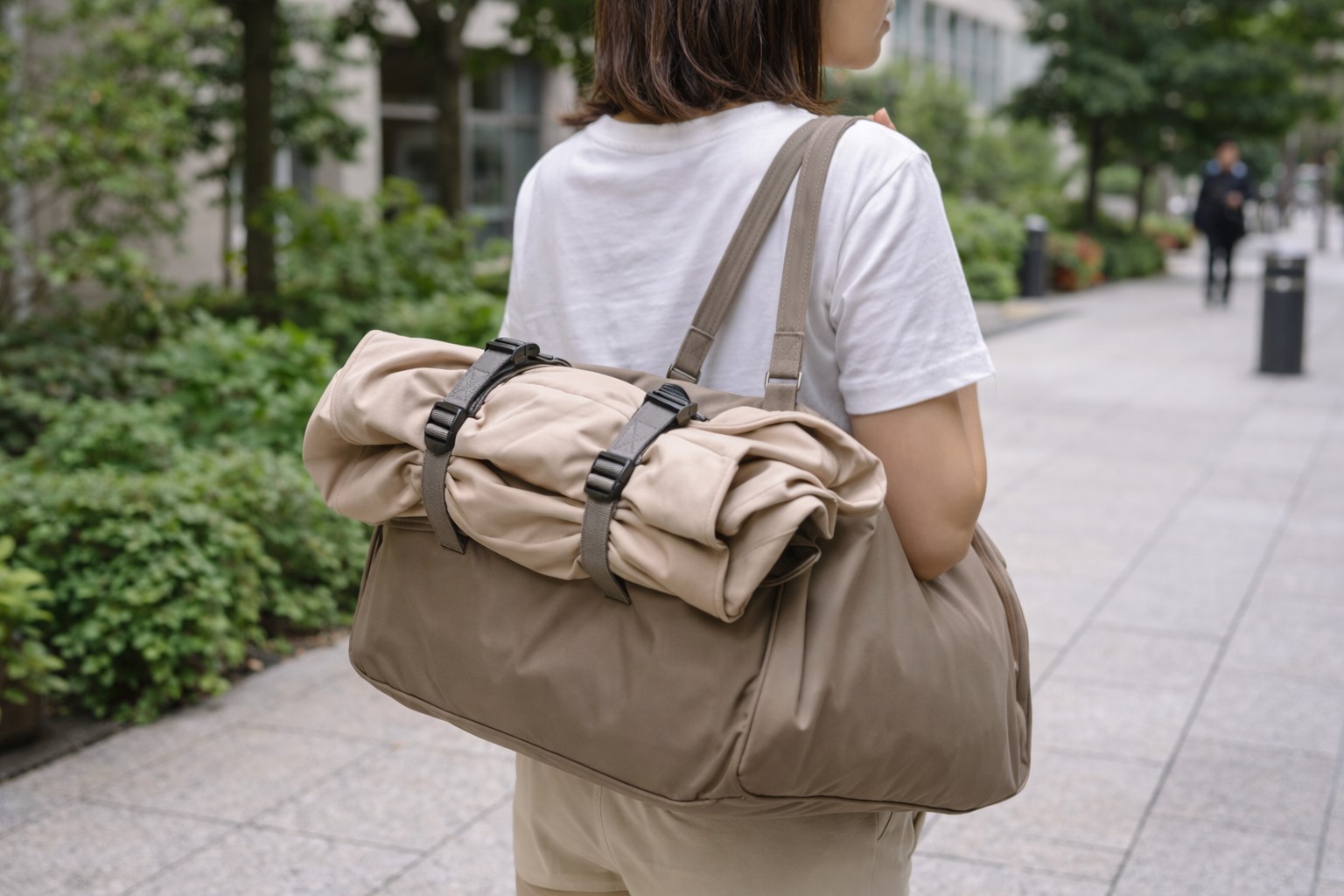 持ち歩きに邪魔な上着をバッグに固定