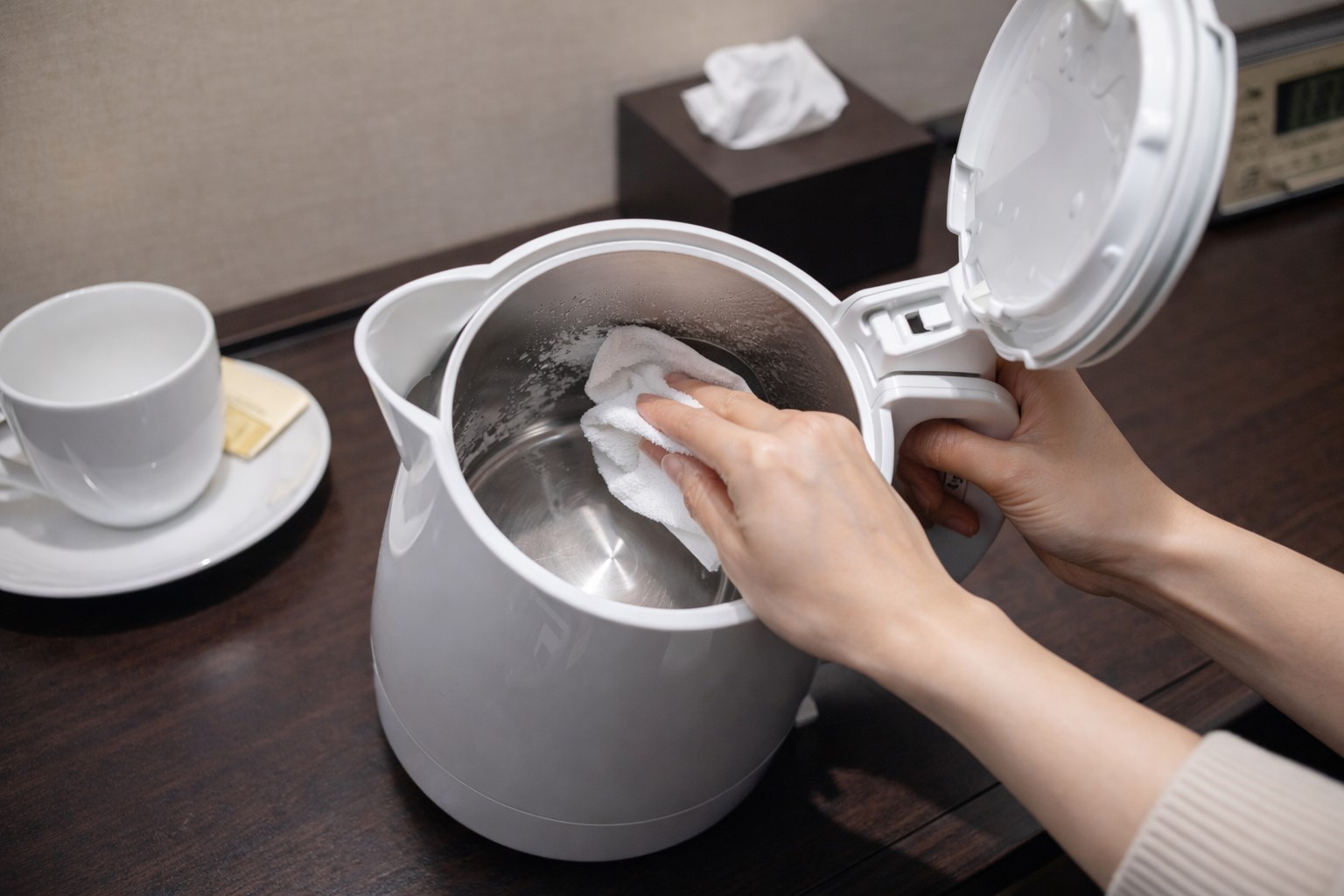 ホテルのポットの水垢を落とす手順