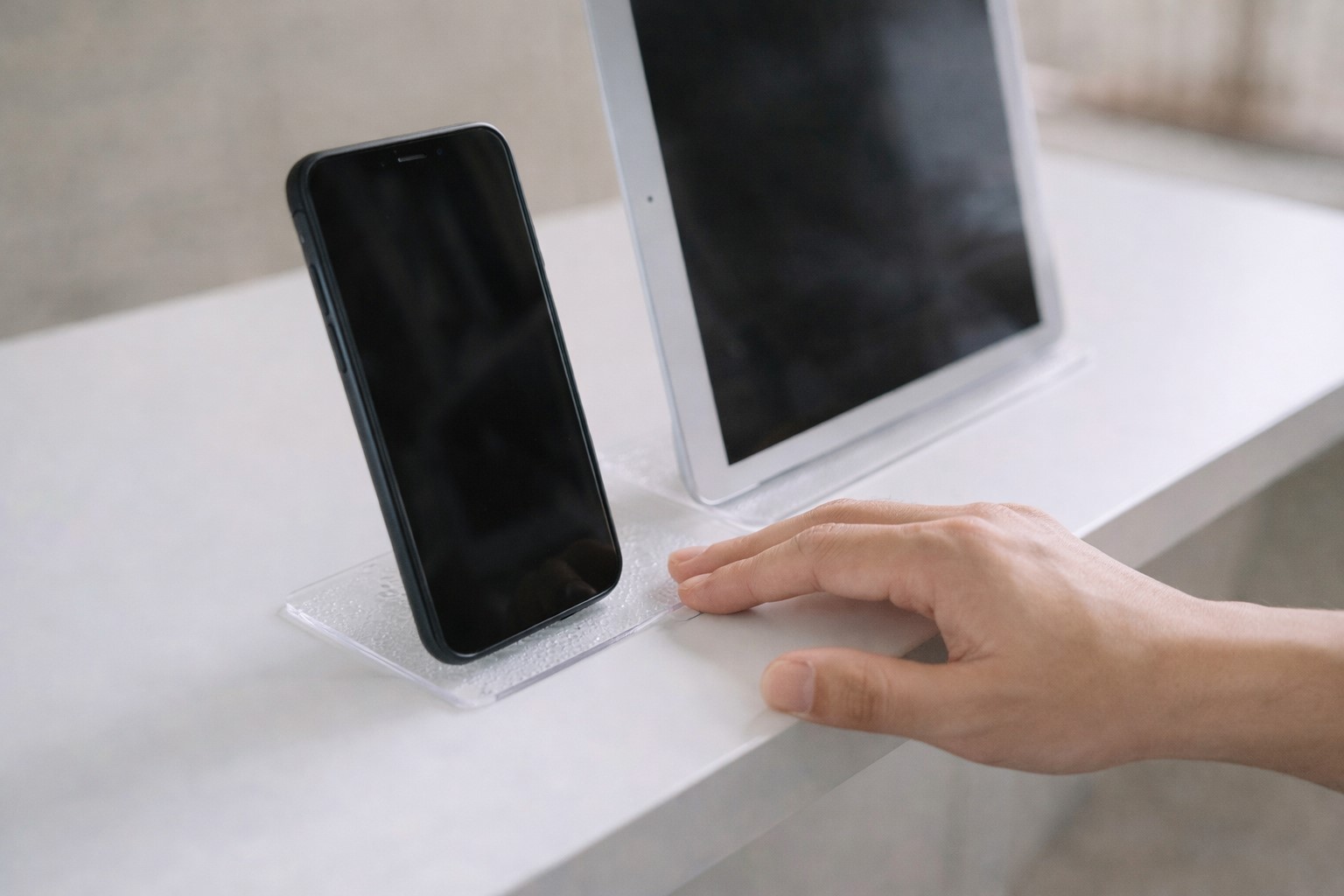 目立ちにくい透明タイプが人気