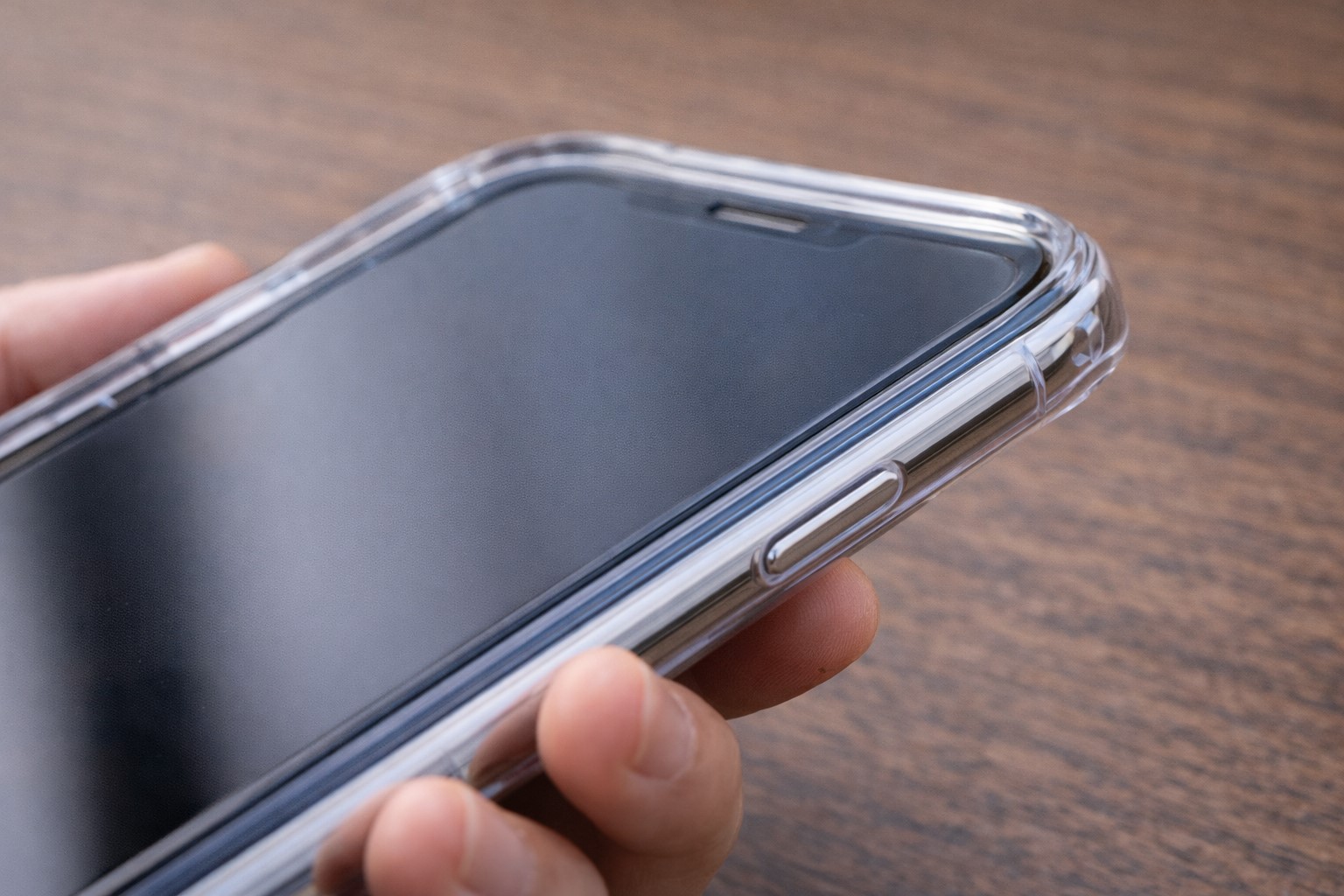 フチ高ケースで端の欠けを予防