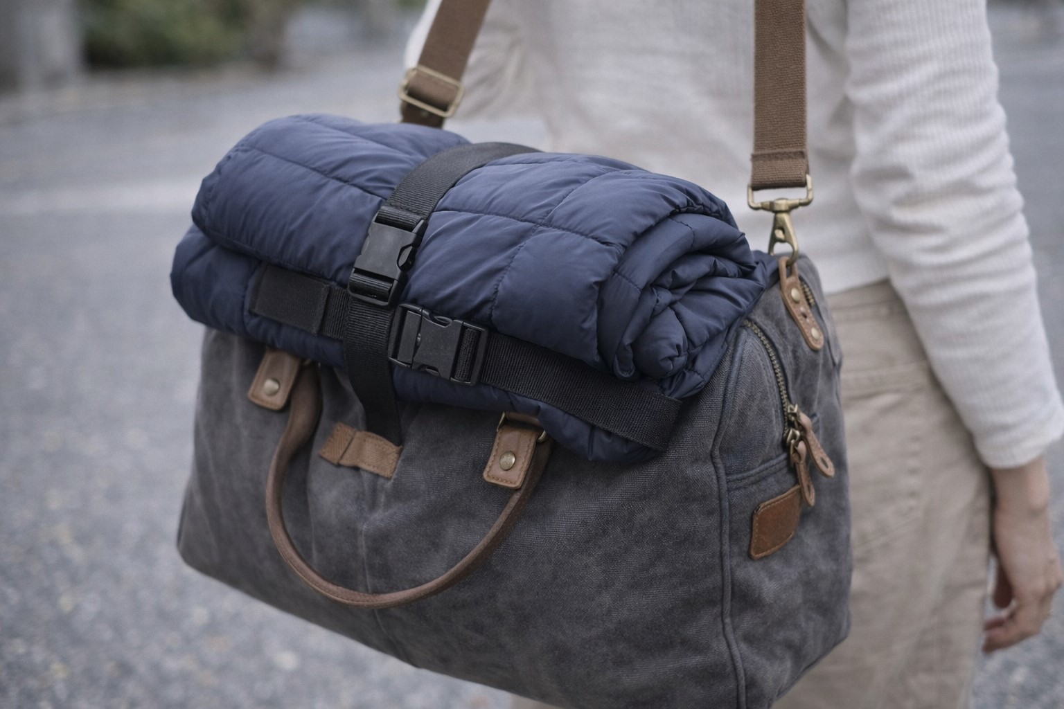 脱いだ上着をカバンに固定