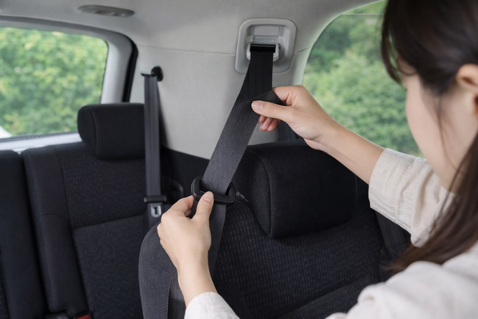 後部座席や3列目シート特有の構造