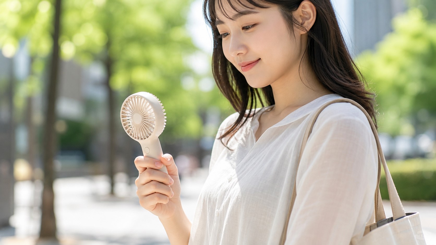 持ち歩きに便利な小型ハンディファン