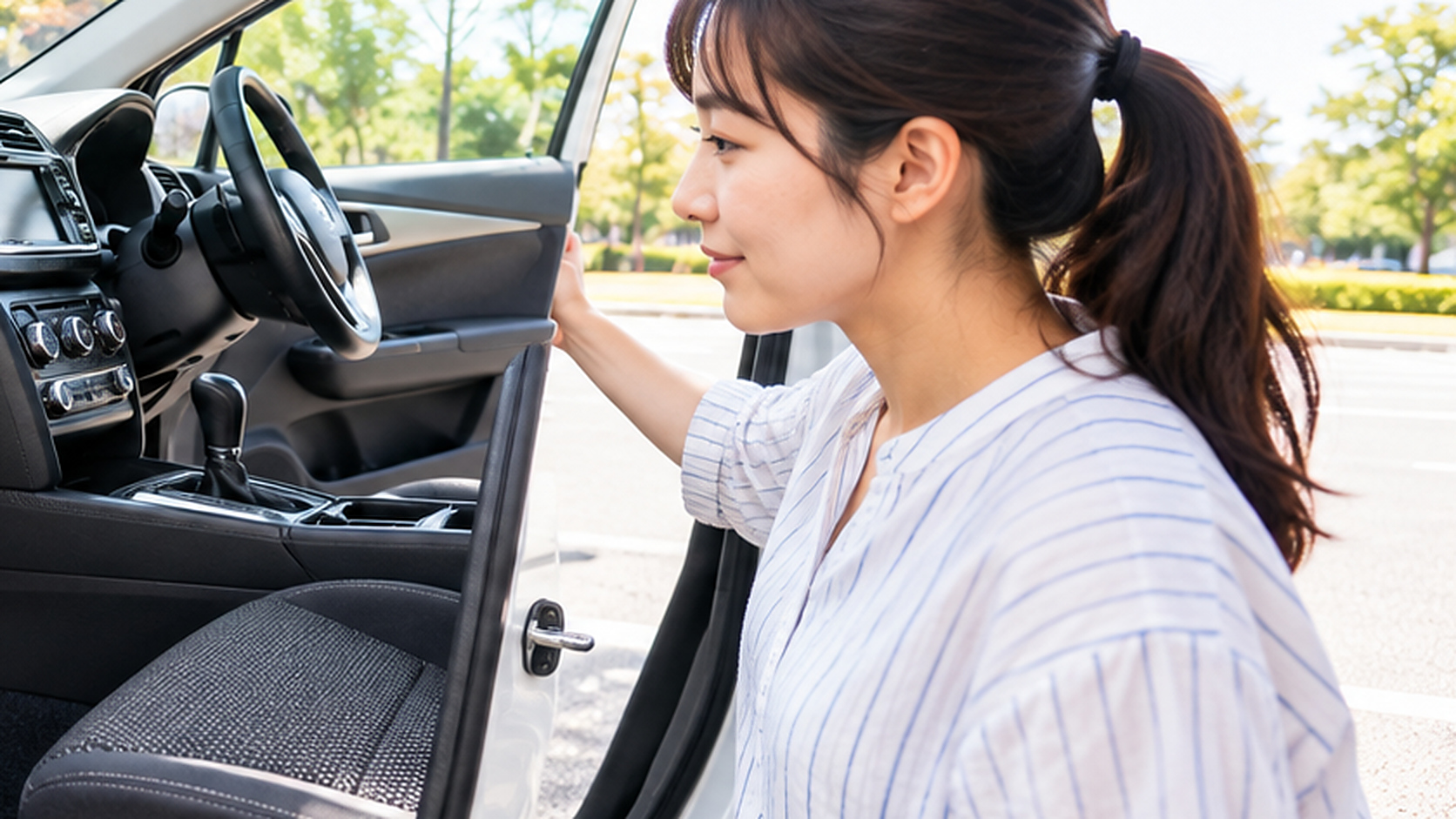 車内用スチームの処理後に換気する場面として、屋外で車のドアを開ける様子