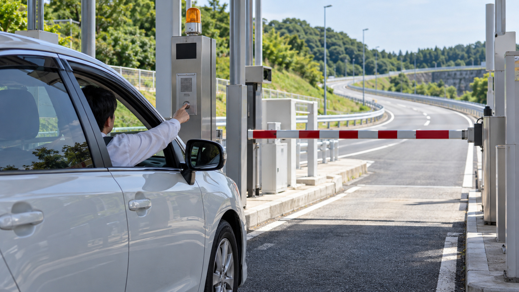 スマートICの開閉バー手前に停車し、設置されたインターホンから係員に連絡する運転者