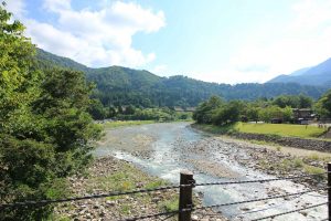 白川郷合掌造り集落　（川）　岐阜県大野郡白川村の観光・撮影スポットの写真や画像