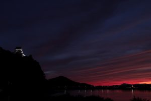 木曽川からの犬山城の夕日、絶景写真　愛知県犬山市観光・風景撮影スポット写真や画像