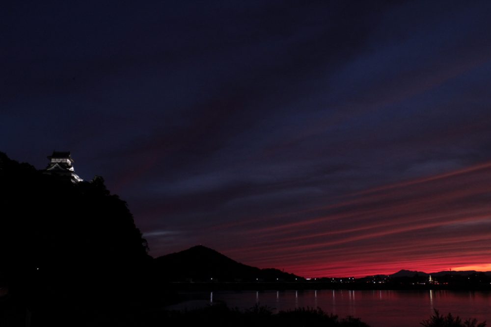 木曽川からの犬山城の夕日、絶景写真　愛知県犬山市観光・風景撮影スポット写真や画像