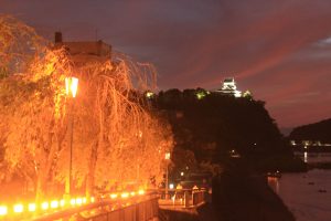 木曽川からの犬山城の夕日、絶景写真　愛知県犬山市観光・風景撮影スポット写真や画像