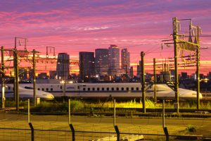 ＪＲ東海名古屋車両所　新幹線車庫　マジックアワー　朝日　夜景名古屋駅ビル群　名古屋市中村区の観光・撮影スポットの写真や画像