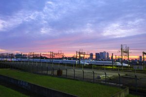 ＪＲ東海名古屋車両所　新幹線車庫　マジックアワー　朝日　夜景　名古屋駅ビル群　名古屋市中村区の観光・撮影スポットの写真や画像