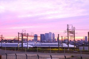 ＪＲ東海名古屋車両所　新幹線車庫　マジックアワー　朝日　夜景名古屋駅ビル群　名古屋市中村区の観光・撮影スポットの写真や画像