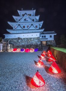 郡上八幡城の紅葉　和傘　ライトアップイベント　岐阜県郡上市八幡町の観光・撮影スポットの画像や写真