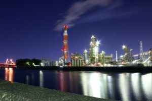 大正橋脇の堤防　夜景　四日市コンビナート　工場地帯　三重県四日市市の観光・撮影スポットの画像と写真