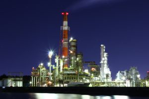 大正橋脇の堤防　夜景　四日市コンビナート　工場地帯　三重県四日市市の観光・撮影スポットの画像と写真