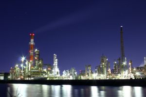 大正橋脇の堤防　夜景　四日市コンビナート　工場地帯　三重県四日市市の観光・撮影スポットの画像と写真