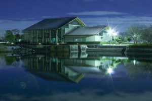 落合公園　管理棟　夜景　ライトアップ　リフレクション　愛知県春日井市の観光・撮影スポットの画像と写真
