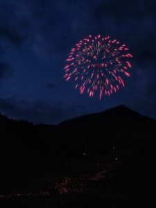 四谷千枚田　花火　6月愛知県新城市の観光・撮影スポットの画像と写真