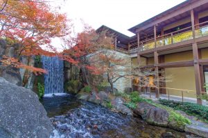 徳川園、龍門の瀧、紅葉、秋、11月、名古屋市東区の観光・撮影スポットの画像と写真