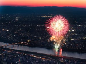 全国選抜長良川中日花火大会、金華山からの撮影、8月、夏、岐阜県岐阜市の観光・撮影スポット画像と写真