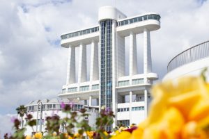 名古屋港ガーデンふ頭臨港緑園、ポートビル、3月の春の花、名古屋市港区の観光・撮影スポットの画像と写真