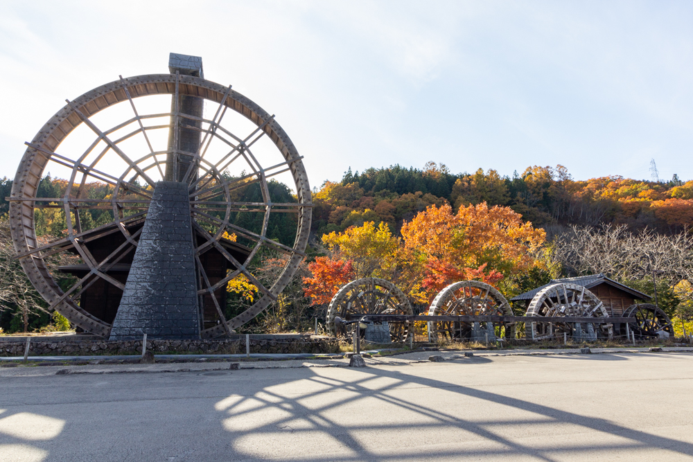 飛騨そばの里、五輪水車、紅葉、岐阜県高山市荘川町の観光・撮影スポットの画像と写真