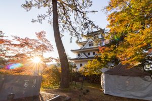郡上八幡城、もみじ、紅葉、11月秋、岐阜県郡上市の観光・撮影スポットの画像と写真