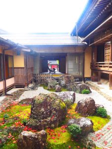 慈恩禅寺、紅葉、11月秋、岐阜県郡上市の観光撮影スポットの名所