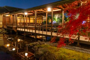 白鳥庭園、観楓会、紅葉、ライトアップ、11月、秋、名古屋市熱田区の観光・撮影スポ白鳥庭園、観楓会、紅葉、ライトアップ、11月、秋、名古屋市熱田区の観光・撮影スポットの画像と写真