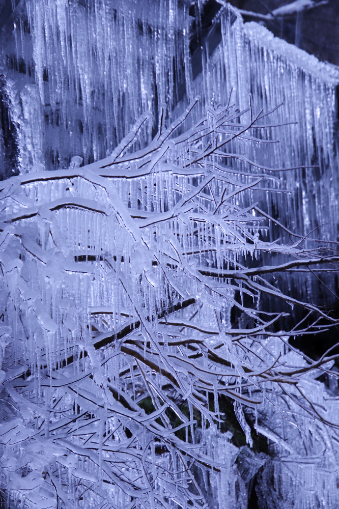 飛騨大鍾乳洞、氷の渓谷、2月の冬、岐阜県高山市の観光・撮影スポットの画像と写真