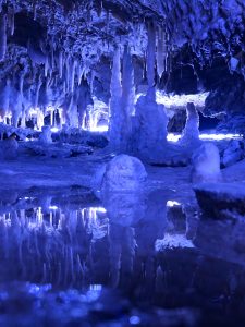 飛騨大鍾乳洞、氷の渓谷、2月の冬、岐阜県高山市の観光・撮影スポットの画像と写真