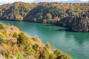 恵那峡さざなみ公園、紅葉。11月秋、岐阜県恵那市の観光・撮影スポットの名所
