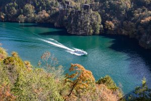 恵那峡さざなみ公園、紅葉。11月秋、岐阜県恵那市の観光・撮影スポットの名所