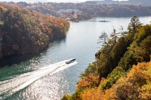 恵那峡さざなみ公園、紅葉。11月秋、岐阜県恵那市の観光・撮影スポットの名所