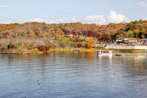 恵那峡さざなみ公園、紅葉。11月秋、岐阜県恵那市の観光・撮影スポットの名所