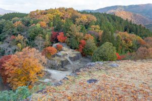 苗木城跡、紅葉。11月秋、岐阜県中津川市市の観光・撮影スポットの名所