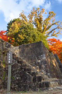 苗木城跡、紅葉。11月秋、岐阜県中津川市市の観光・撮影スポットの名所